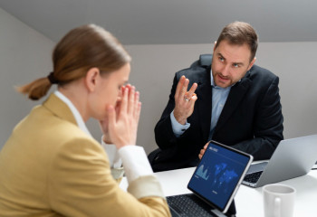 Шенеуніктер қызметкеріне дауыс көтеріп, айқайлай алмайды