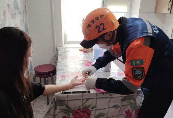 В Уральске спасатели помогли снять застрявшее кольцо с пальца девушки