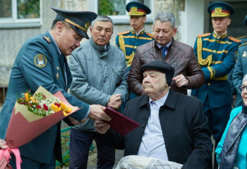 Военнослужащие Национальной гвардии МВД РК поздравили ветерана войны