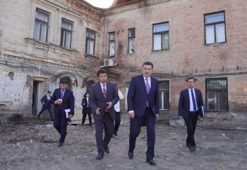 Аким ВКО проверил ход проведения капитального ремонта в музее искусств