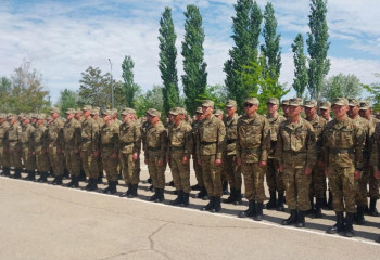 В Актауском гарнизоне солдаты простились с Боевым знаменем