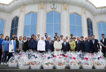 Астанада «Мейірімділік эстафетасы» акциясында ардагерлерге сыйлықтар табысталды