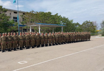 Ақтау гарнизонында сарбаздар Жауынгерлік тумен қоштасты
