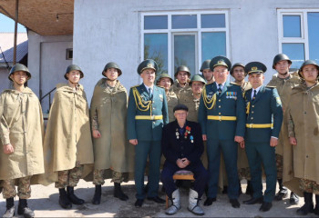 Гвардейцы вручили памятные медали ветеранам от имени Президента Казахстана