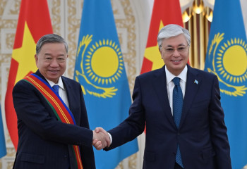 Касым-Жомарт Токаев вручил Генеральному секретарю ЦК Компартии Вьетнама То Ламу орден «Достық» I степени