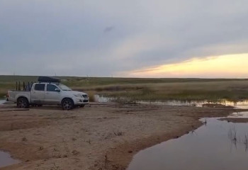 Ақтөбе облысында көлік батпаққа тұрып қалған