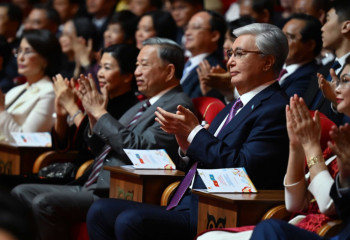 Токаев и То Лам стали гостями концерта в рамках Дней культуры Вьетнама в Казахстане