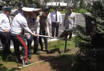 101-летний ветеран из Алматы посадил дерево в честь 80-летия Победы