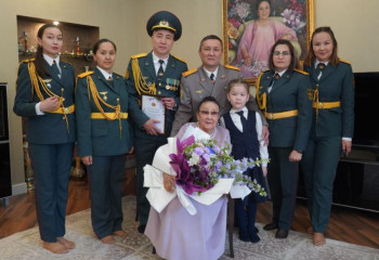 Әскери қызметшілер Бибігүл Төлегенованы Жеңістің 80 жылдығымен құттықтады
