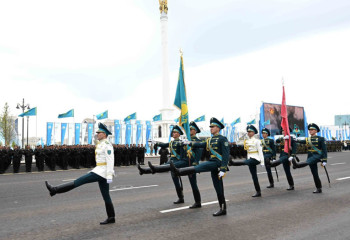 Әскери парадта Рақымжан Қошқарбаев тіккен тудың көшірмесі алаңға шығарылды