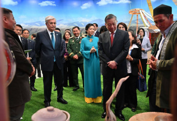 Касым-Жомарт Токаев и То Лам посетили выставку «Этноаул»