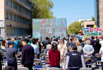 Порядка 500 человек собрались в Семее посмотреть военный парад в режиме онлайн