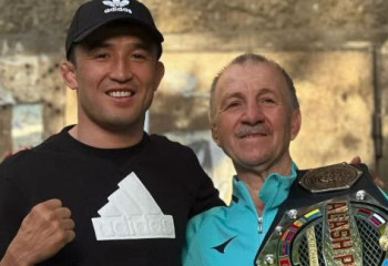 Спортшы Бекзат Жасия алғашқы бапкеріне құрмет көрсетті