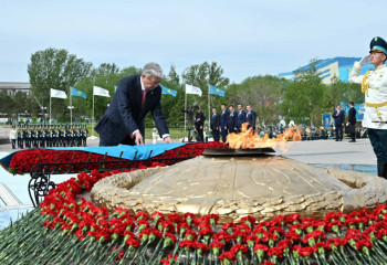 Қасым-Жомарт Тоқаев «Отан Ана» монументіне гүл шоғын қойды