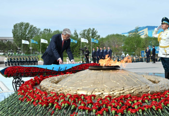 Kassym-Jomart Tokayev lays flowers at “Otan Ana” Monument