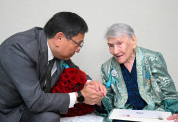 Ерболат Досаев поздравил ветеранов Алматы с Днём Победы и вручил по 5 млн тенге