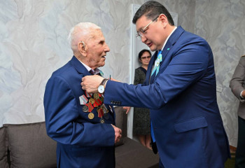В области Абай поздравили ветеранов войны с Днем Победы