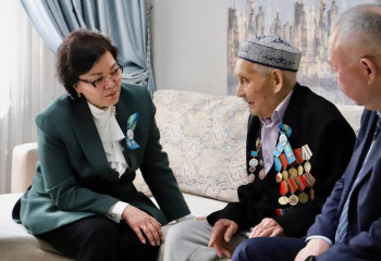 Министр труда Светлана Жакупова поздравила 102-летнего ветерана с 80-летием Победы