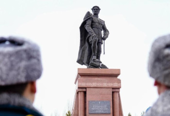 В Астане покажут документальную драму о Бауыржане Момышулы