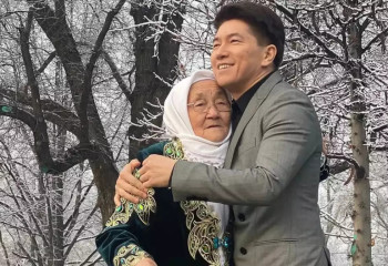 Сәкен Майғазиевтің анасы президенттен марапат алды