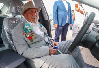 Шымкентте соғыс ардагерлеріне мерейтойлық медаль мен көлік кілттері табысталды