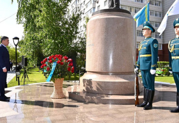 Олжас Бектенов ұшқыш Талғат Бигелдиновтің ескерткішіне гүл шоқтарын қойды