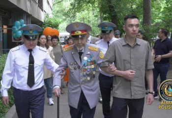101-летнего ветерана войны поздравила с Днем Победы полиция Алматы