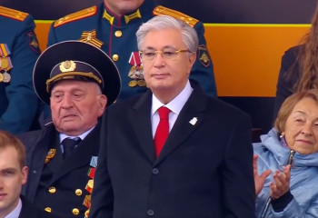 Мемлекет басшысы Қызыл алаңдағы Қазақстан сарбаздарына құрмет көрсетті