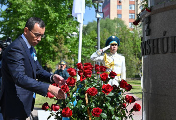 Мәулен Әшімбаев Мәншүк Мәметованың ескерткішіне гүл шоқтарын қойды