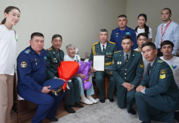В Алматы военнослужащие поздравили фронтовичку со 102-м днем рождения
