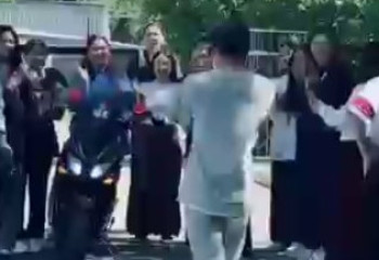 Единственный парень в студенческой группе поздравил всех девушек с 8 марта и получил дорогой подарок на 7 мая