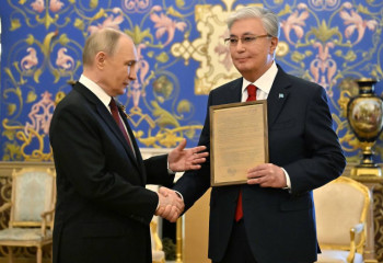 Касым-Жомарту Токаеву передали наградной лист его отца из архива МО РФ