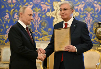 Путин гвардия сержанты Кемел Тоқаевты марапаттау парағын табыстады