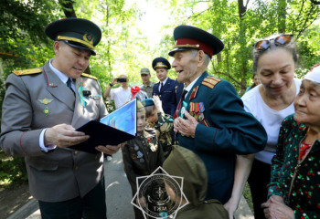 В Алматы поздравили единственного ветерана ВОВ, служившего в системе МЧС
