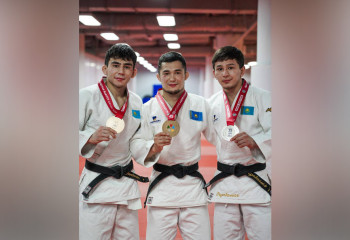 Четыре медали за день: сборная Казахстана успешно стартовала на Qazaqstan Barysy Grand Slam