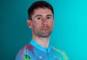 Два гонщика «Астаны» вошли в топ-10 на старте «Джиро д’Италия»