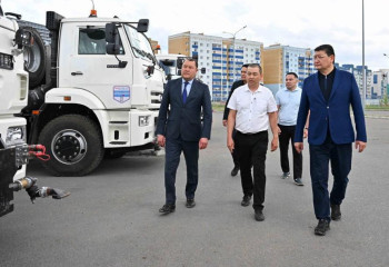 Берік Уәли қала тазалығына арналған жаңа коммуналдық техникалармен танысты