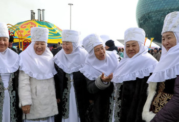 Адам құқықтары жөніндегі уәкіл аналар күнімен құттықтады