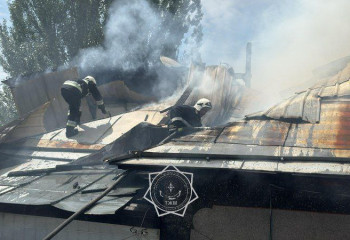 Сложное возгорание частного дома тушили огнеборцы в Алматы