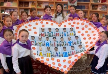 Школьники Астаны трогательно поздравили мам с Днём матери