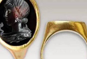 Древнее кольцо Аполлона с змеей-целителем обнаружено в гробнице у Коринфа