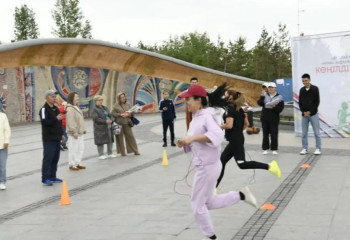 «Веселые старты» в День матери организовали для столичных семей