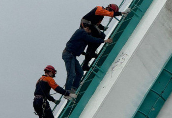 Спасатели сняли мужчину с моста в Астане