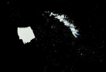 Спутник зафиксировал разрушение крупнейшего в мире айсберга A-23A у побережья Южной Георгии