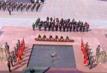 Глава государства принял участие в церемонии возложения цветов к могиле Неизвестного солдата