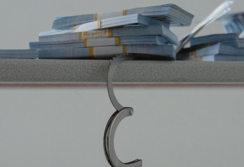 Пара алды деген күдікпен министр ұсталды