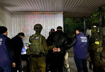 Ақтауда қарулы үш ер адам ұсталды