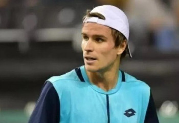 Казахстанский теннисист завершил выступление на турнире в Загребе после разгромного поражения