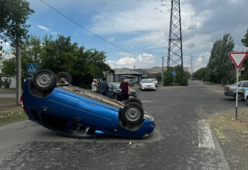 Семейде жол қиылысында көлік аударылып кетті