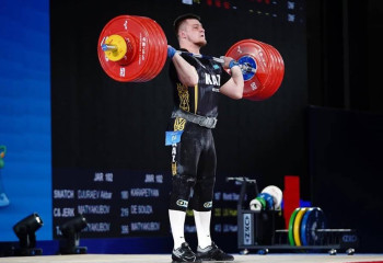 Казахстанский тяжелоатлет Артем Антропов завоевал серебро на чемпионате Азии в Китае